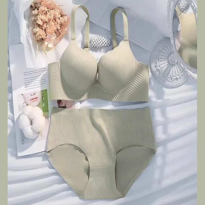 Model Women Thick Padded Wirefree Bra